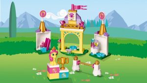 41144 Petite's Royal Stable (Королевская конюшня Невелички)