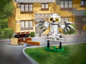 76425 Hedwig at 4 Privet Drive (Букля на Тисовой улице 4)