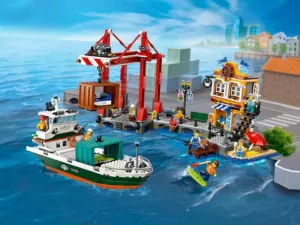 60422 Seaside Harbor with Cargo Ship (Морской порт с грузовым кораблем)